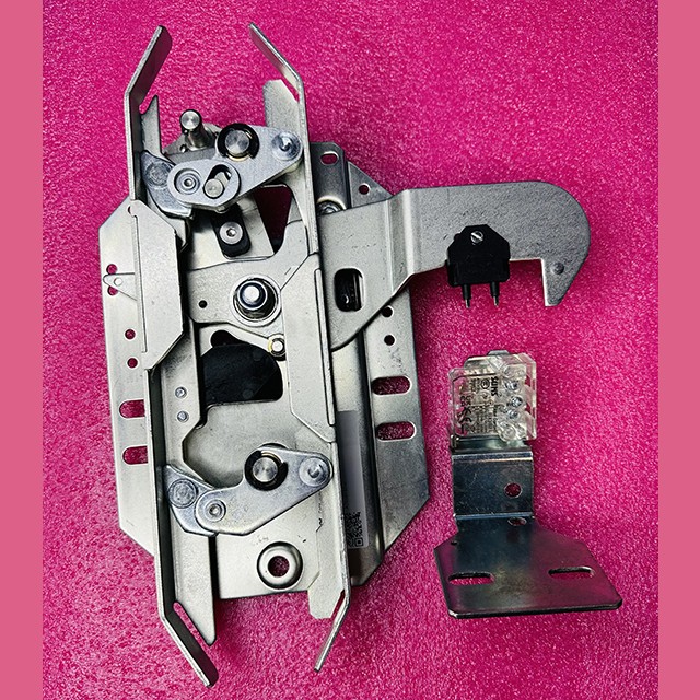 Отводка центральное открывание с замком металлические качалки G01 C2 CDL-P0EMCC000-2 Fermator