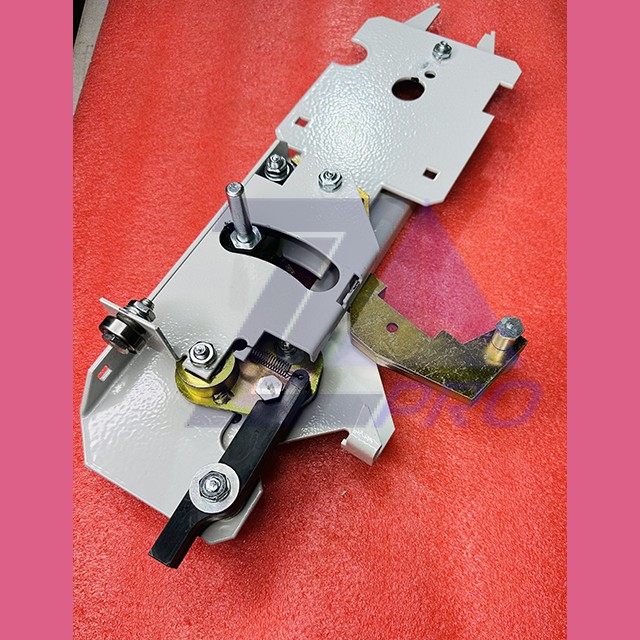 Отводка дверей кабины левое открывание 0411Е.03.10.060МП-01 Ecomaks ЩЛЗ